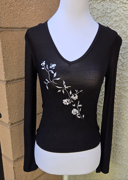 Toska Tops - Toska Vintage Black Long-Sleeve V-Neck Top with White Floral Embroidery